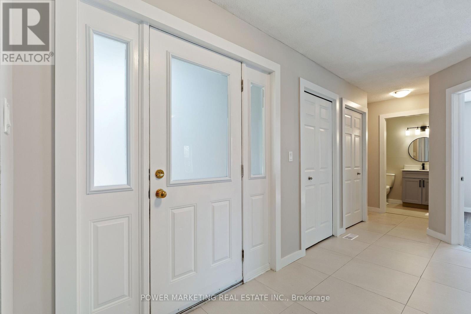 5722 Kemplane Court, Ottawa, Ontario  K1W 1B8 - Photo 4 - X13589478