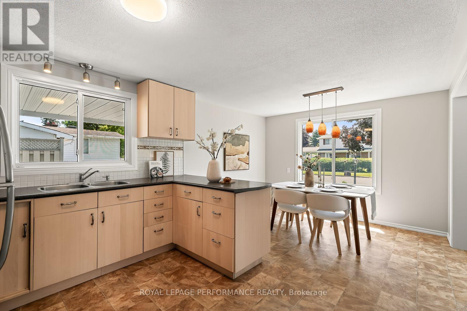 2179 Erinbrook Crescent, Ottawa, Ontario  K1B 4J7 - Photo 10 - X13590752