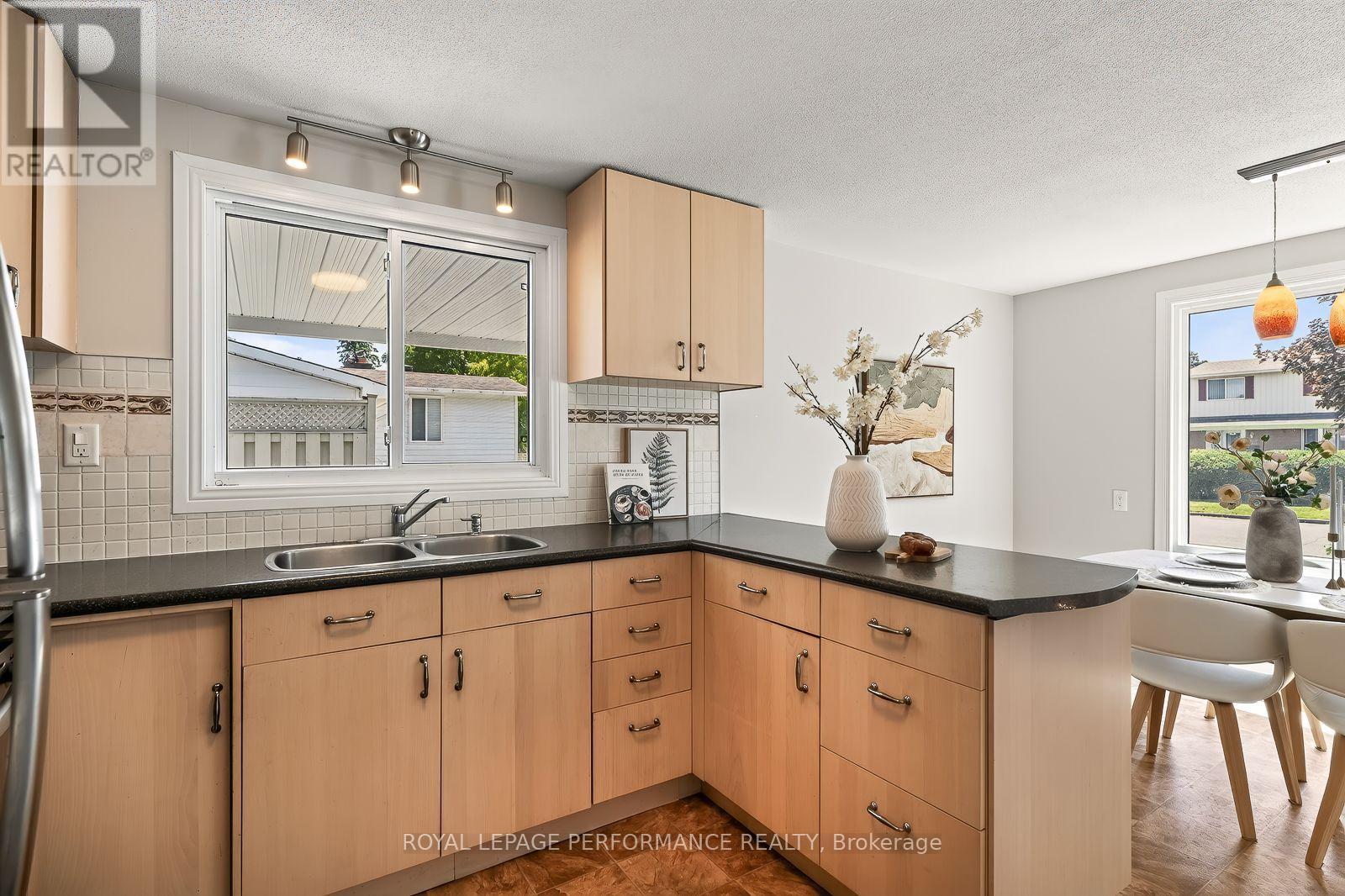 2179 Erinbrook Crescent, Ottawa, Ontario  K1B 4J7 - Photo 12 - X13590752