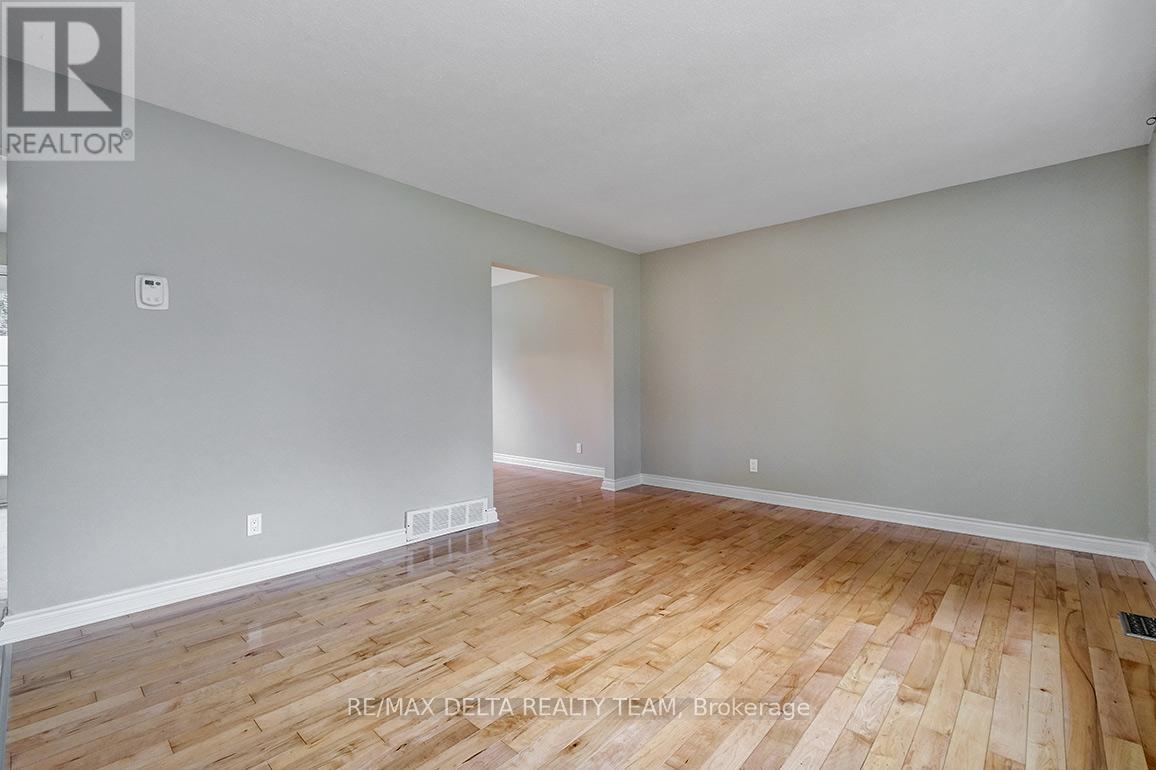397 Phoenix Crescent, Ottawa, Ontario  K1E 1V6 - Photo 10 - X13596004