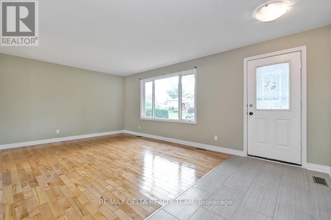 397 Phoenix Crescent, Ottawa, Ontario  K1E 1V6 - Photo 5 - X13596004