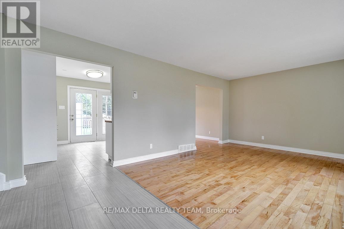 397 Phoenix Crescent, Ottawa, Ontario  K1E 1V6 - Photo 6 - X13596004