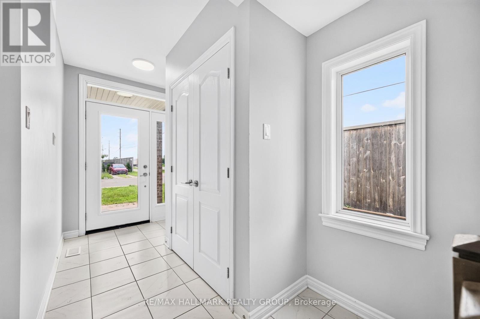 547 Muskari Street, Ottawa, Ontario  K1T 0S3 - Photo 3 - X13596016