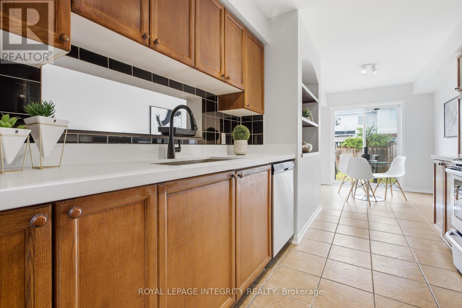92 Inverkip Avenue, Ottawa, Ontario  K1T 4C3 - Photo 11 - X13605226